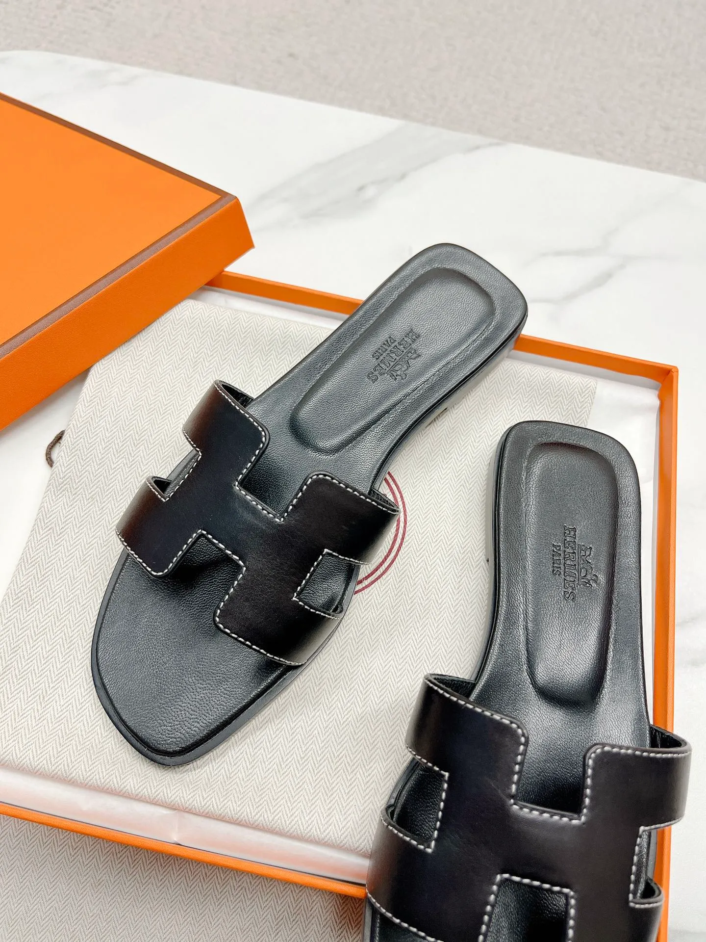 👟👟Ex-factory price 480👟👟 Top version, Hermes 2022 early spring new model, newly revised stitching technology (Hermès), upgraded packaging, upgraded version, workmanship materials upgrade ~ The highest version of Hermes handmade slippers in the market, the same as the original version of the 2022 early spring new model, purely handmade by masters! High-end customization, exclusive products, the highest version in the industry, Hermès' H-slippers are the most classic of the brand. They are constantly upgraded every year with little difference, and what is always improving is comfort. The new model brought by H family today is really classic and novel - it looks good! ! ! 1⃣️Let’s talk about the leather first. The entire shoe is made of imported calfskin. Only such luxurious materials will make the shoes more stylish and durable. 2⃣️The real Italian leather sole is perfectly integrated without any gaps! The technical requirements are very high! After this treatment, the leather base will be less delicate, more wear-resistant, and last longer! The real Italian leather sole is malleable and breathable like the skin. 3⃣️The midsole is also all made of genuine leather! You can take a look at other people's shoes and you'll know! Upper: Italian imported cowhide + original custom-grade Australian sheepskin feet + genuine leather outsole (pursuing top walking comfort) Packaging Let us emphasize: top-level exclusive box, with a full set of packaging series code number: 35 ~ 40 codes
